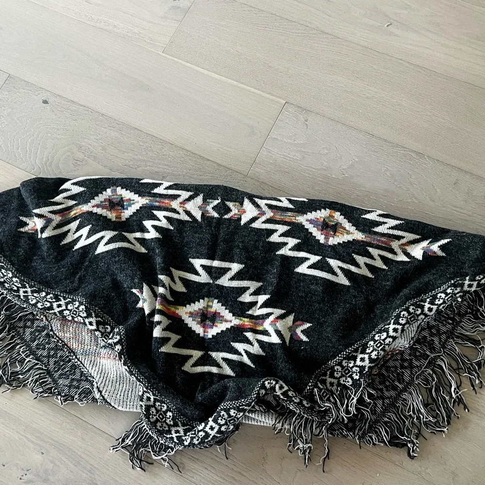 Black and White Geometric Poncho/shawl - Picture 5 of 5